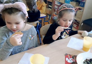 Małgosia i Jagódka degustują herbatkę oraz przysmaki z miodem.